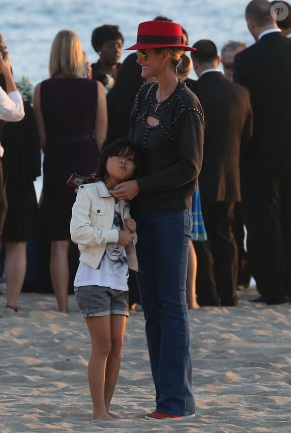 Laeticia Hallyday et sa fille Jade à Malibu, le 9 novembre 2013.