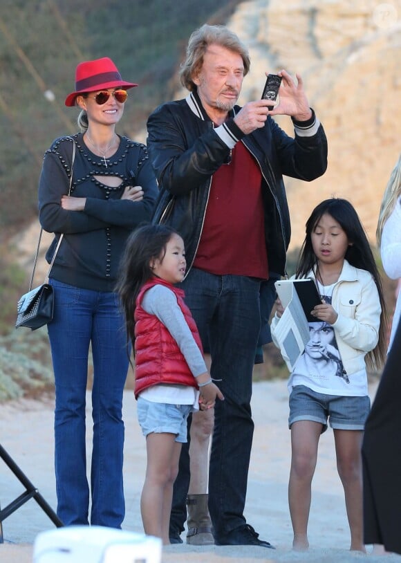 Johnny Hallyday, sa femme Laeticia et leurs filles Jade et Joy jouent les paparazzi pour un mariage à Malibu, le 9 novembre 2013.
