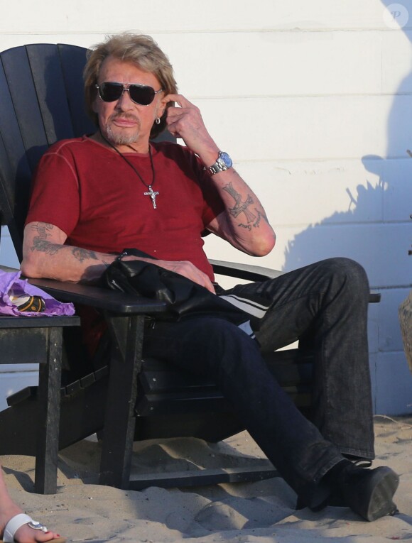 Johnny Hallyday - Johnny Hallyday en famille sur la plage a Malibu, le 9 novembre 2013.09/11/2013 - Malibu