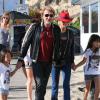 Johnny Hallyday, sa femme Laeticia et leurs filles Jade et Joy à Malibu, le 9 novembre 2013.