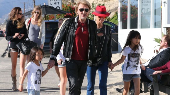 Johnny Hallyday : Heureux en balade à la plage avec Laeticia et leurs filles