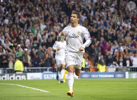 Cristiano Ronaldo pète la forme avec son équipe du Real Madrid ! Le footballeur portugais a inscrit un triplé contre la Real Sociedad, contribuant à la victoire 5-1 de son équipe.