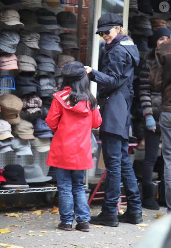 L'actrice Meg Ryan et sa fille Daisy True en balade à New York, le 10 novembre 2013.