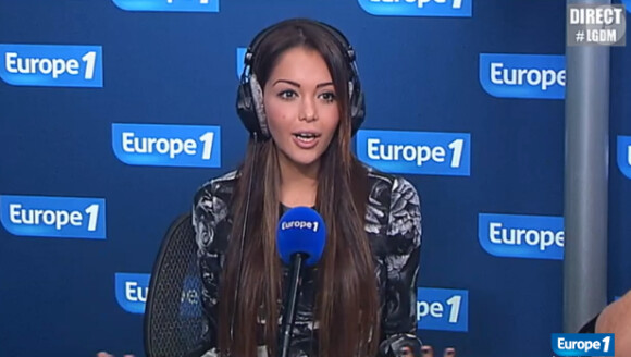 La sexy Nabilla dans "Le Grand Direct des médias" sur Europe 1. Le 12 novembre 2013.