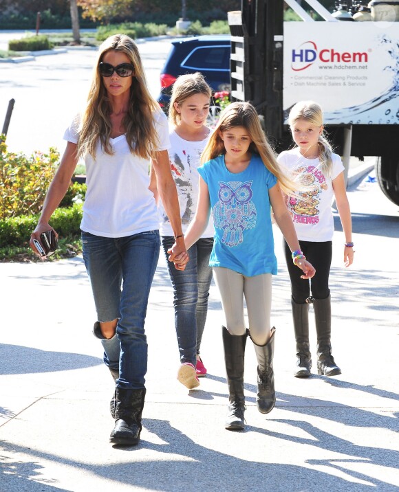 Denise Richards en compagnie de ses filles Sam et Lola à Calabasas, le 11 novembre 2013.