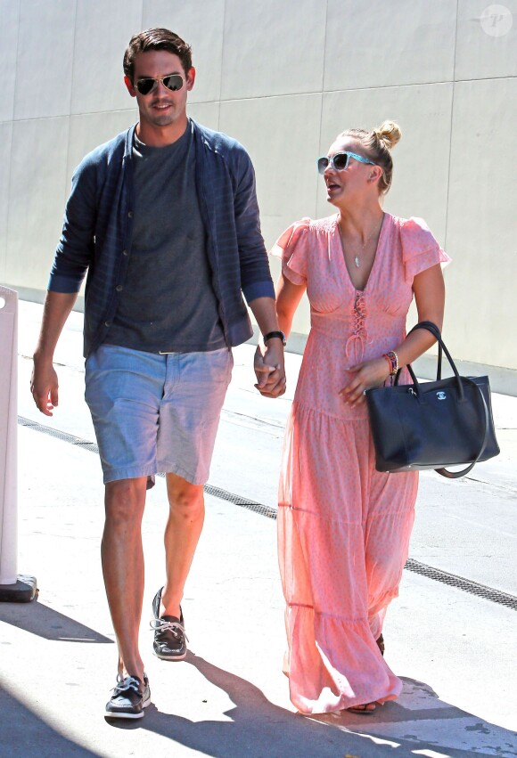 Kaley Cuoco et son fiancé Ryan Sweeting à la sortie du Marmalade Cafe de Sherman Oaks le 28 septembre 2013