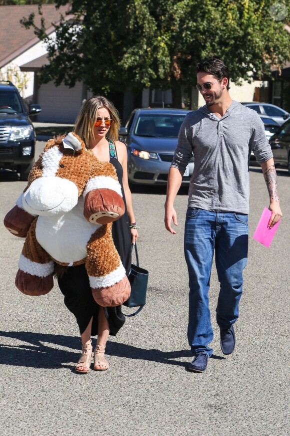 Kaley Cuoco et Ryan Sweeting lors de l'anniversaire d'un ami à Fillmore, Los Angeles, le 19 octobre 2013