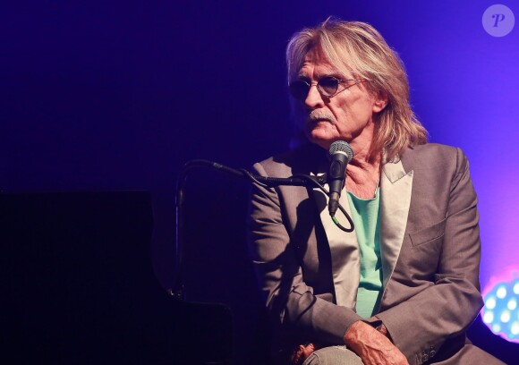 Le chanteur Christophe en concert à Lille le 13 octobre 2013.