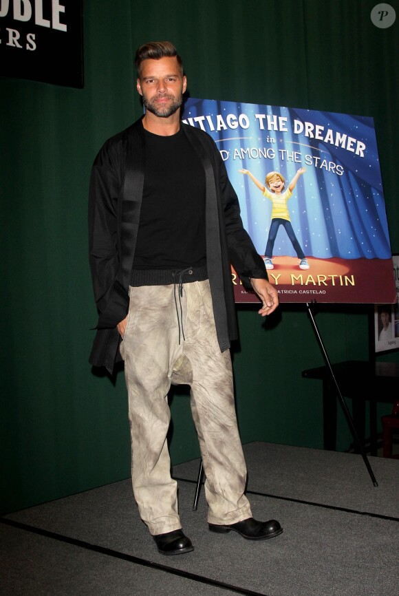 Le sexy Ricky Martin dédicace son livre Santiago The Dreamer chez Barnes and Noble à New York, le 13 novembre 2013.