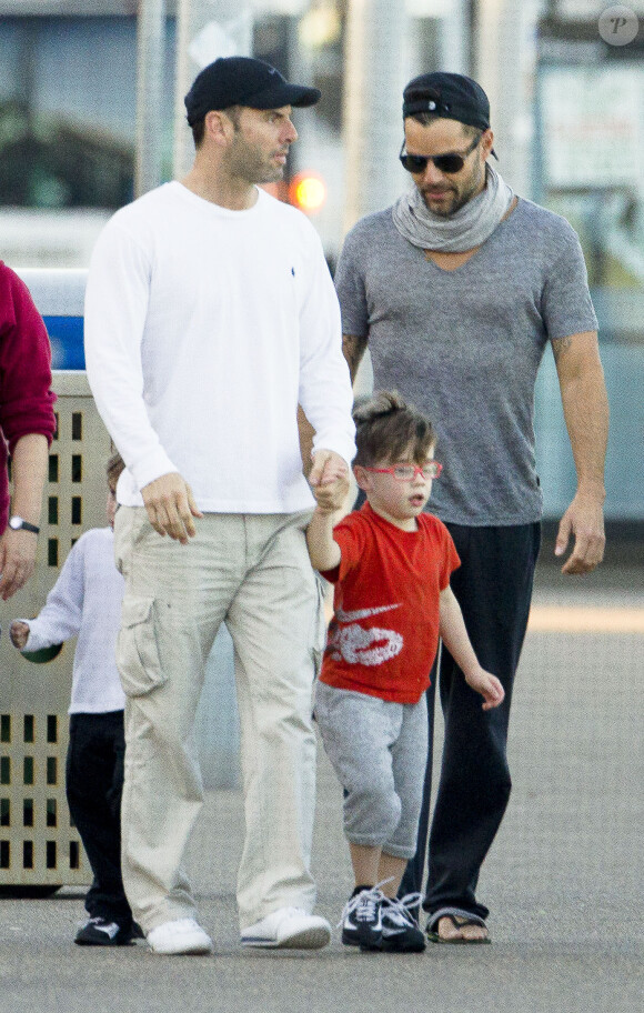 Ricky Martin avec son compagnon Carlos et leurs enfants Matteo et Valentino, à Sydney, le 29 mai 2013.