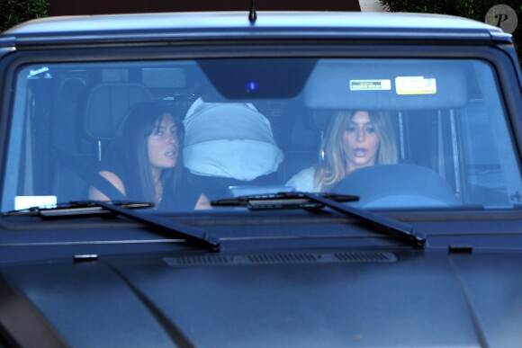 Kim Kardashian et son amie Brittny Gastineau en voiture à Beverly Hills, le 13 novembre 2013.