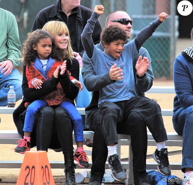 Heidi Klum en compagnie de son petit ami Martin Kristen assiste au match de football de ses enfants (Leni, Henry, Johan et Lou) à Brentwood, le 16 novembre 2013.