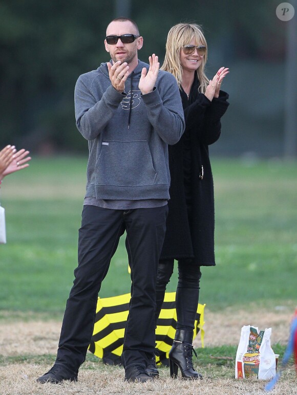 Heidi Klum en compagnie de son petit ami Martin Kristen assiste au match de foot de ses enfants (Leni, Henry, Johan et Lou) à Brentwood, Los Angeles, le 16 novembre 2013.