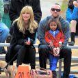 Heidi Klum en compagnie de son petit ami Martin Kristen assiste au match de football de ses enfants (Leni, Henry, Johan et Lou) à Brentwood, Los Angeles, le 16 novembre 2013.