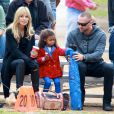 Heidi Klum en compagnie de Martin Kristen assiste au match de football de ses enfants (Leni, Henry, Johan et Lou) à Brentwood, Los Angeles, le 16 novembre 2013.