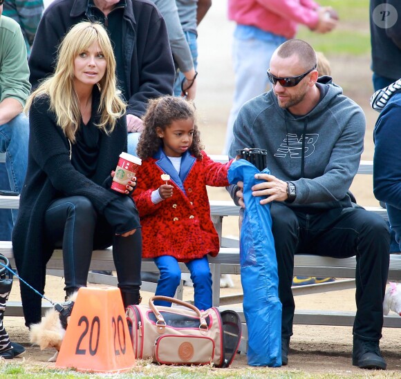 Heidi Klum en compagnie de Martin Kristen assiste au match de football de ses enfants (Leni, Henry, Johan et Lou) à Brentwood, Los Angeles, le 16 novembre 2013.