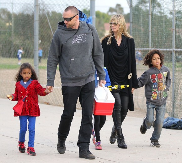 Heidi Klum en compagnie de son petit ami Martin Kristen assiste au match de football de ses enfants (Leni, Henry, Johan et Lou) à Brentwood, Los Angeles, le 16 novembre 2013.