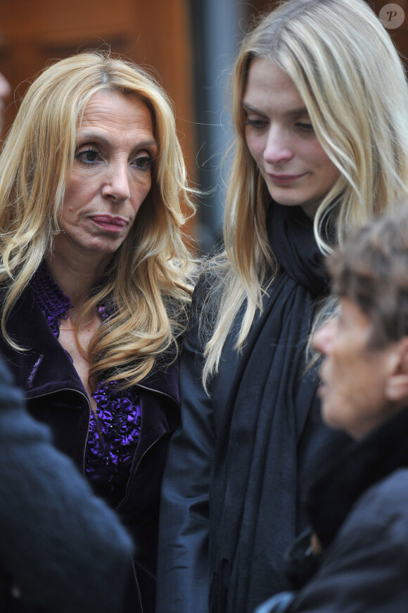 Sylvie Elias (compagne de Gerard de Villiers) et sa fille Sarah Marshall lors des obsèques de l'écrivain en l'église Saint-Honore d'Eylau à Paris le 7 novembre 2013.