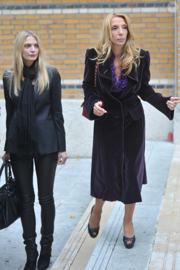Sylvie Elias (compagne de Gerard de Villiers) et sa fille Sarah Marshall lors des obsèques de l'écrivain en l'église Saint-Honore d'Eylau à Paris le 7 novembre 2013.