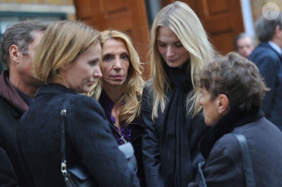 Marion Adam de Villiers (fille de Gérard de Villiers), Sylvie Elias (compagne de Gerard de Villiers) et sa fille Sarah Marshall lors des obsèques de l'écrivain en l'église Saint-Honore d'Eylau à Paris le 7 novembre 2013.