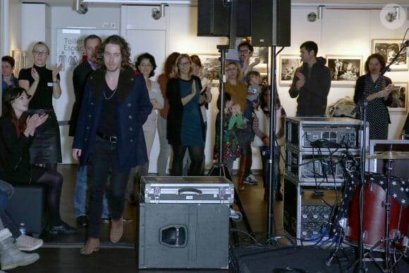 Julien Doré donne un showcase gratuit à la Fnac des Ternes, à Paris, le samedi 16 novembre 2013 pour présenter son album LOVE.