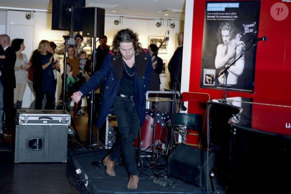 Le chanteur Julien Doré arrive à son showcase gratuit à la Fnac des Ternes, à Paris, le samedi 16 novembre 2013 pour présenter son album LOVE.