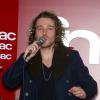 Le chanteur Julien Doré donne un showcase gratuit à la Fnac des Ternes, à Paris, le samedi 16 novembre 2013.