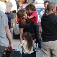 Jennifer Lopez, en plein tournage : Pause câline avec ses adorables Max et Emme