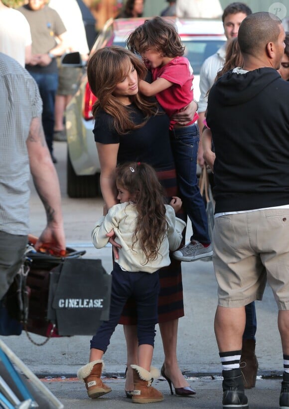 Jennifer Lopez sur le tournage du film "The Boy Next Door" à Los Angeles où elle a reçu la visite de ses enfants Max et Emme, le 17 novembre 2013.
