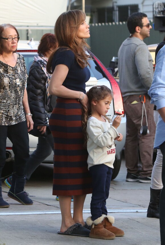 Jennifer Lopez reçoit la visite de ses enfants Max et Emme sur le tournage du film "The Boy Next Door" à Los Angeles, le 17 novembre 2013.