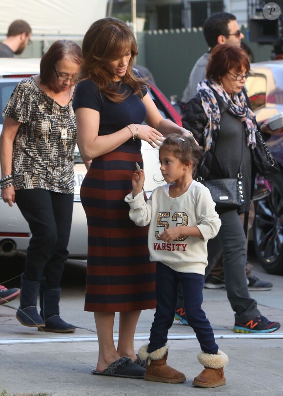 Jennifer Lopez en compagnie de ses enfants Max et Emme sur le tournage du film "The Boy Next Door" à Los Angeles, le 17 novembre 2013.
