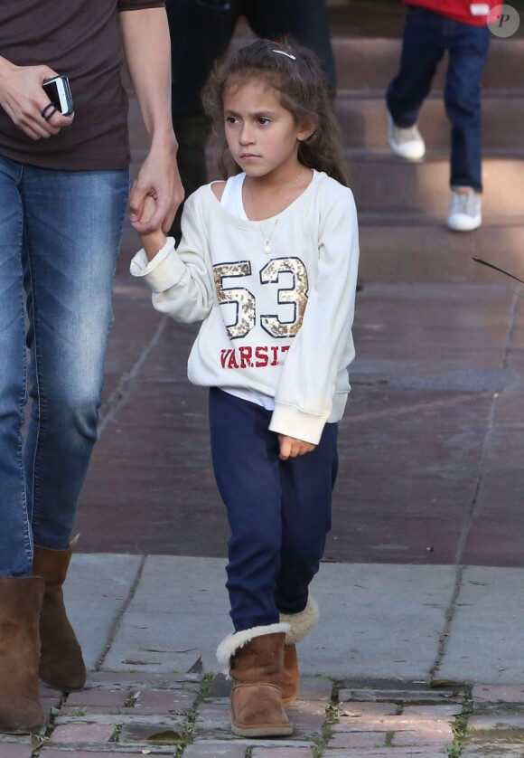 Jennifer Lopez avec ses enfants Max et Emme sur le tournage du film "The Boy Next Door", à Los Angeles, le 17 novembre 2013.