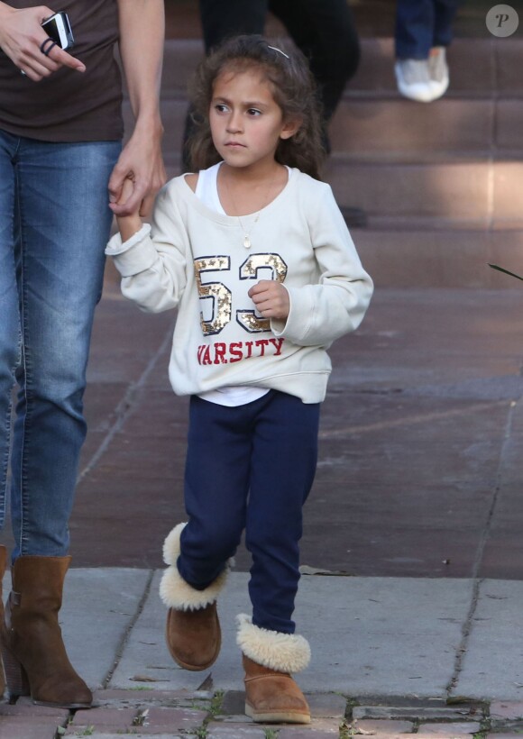 Jennifer Lopez en compagnie de ses enfants Max et Emme sur le tournage du film "The Boy Next Door" à Los Angeles, le 17 novembre 2013.