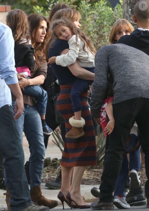 Jennifer Lopez en compagnie de ses enfants Max et Emme sur le tournage du film "The Boy Next Door" à Los Angeles, le 17 novembre 2013.