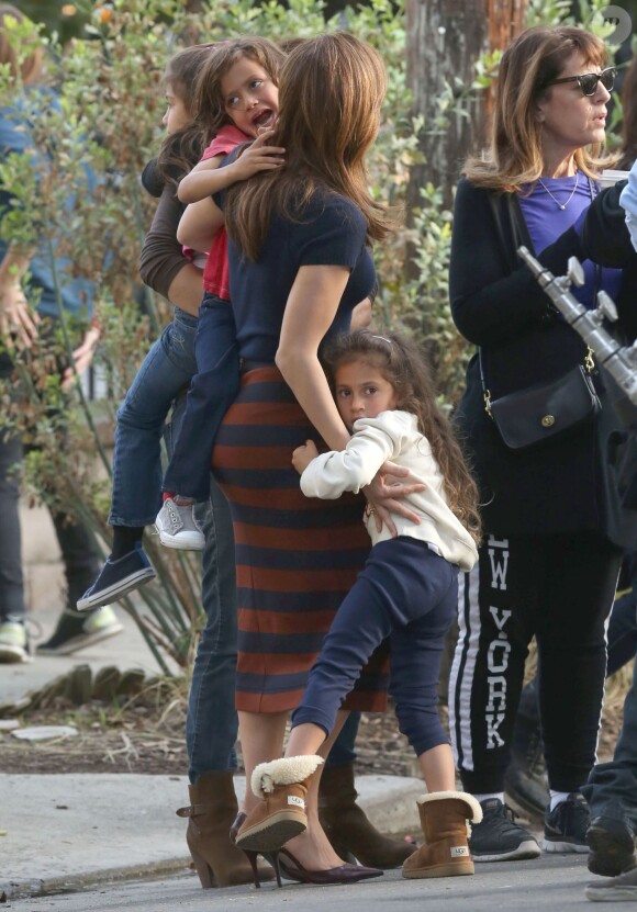 Jennifer Lopez en compagnie de ses enfants Max et Emme sur le tournage du film "The Boy Next Door" à Los Angeles, le 17 novembre 2013.