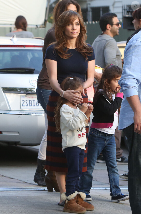 Jennifer Lopez en compagnie de ses enfants Max et Emme sur le tournage du film "The Boy Next Door" à Los Angeles.