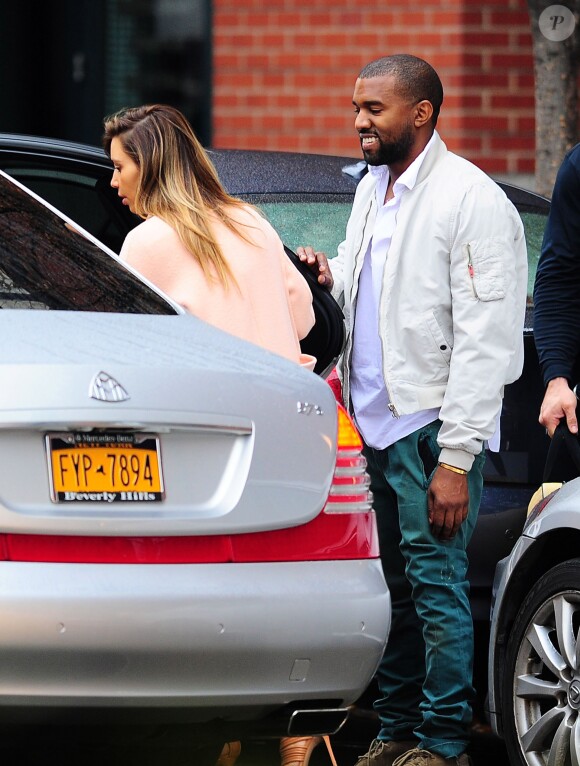 Kim Kardashian et son fiancé Kanye West, souriant à New York, le 17 novembre 2013.