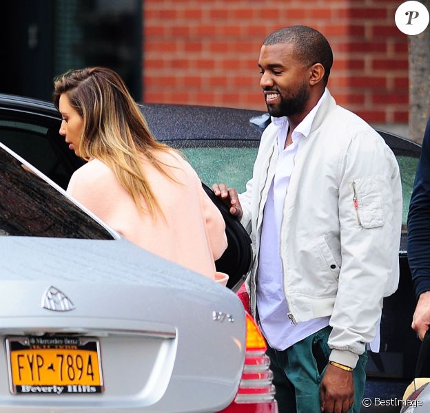Kim Kardashian et son fiancé Kanye West, souriant à New York, le 17 novembre 2013.
