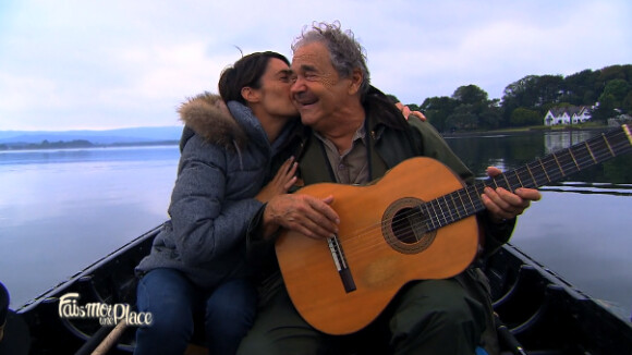 Alessandra Sublet et Pierre Perret : Un baiser complice sur le lac du Connemara