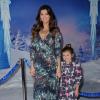 Ali Landry et sa fille à la première de Frozen au El Capitan Theatre à Hollywood, Los Angeles, le 19 novembre 2013.