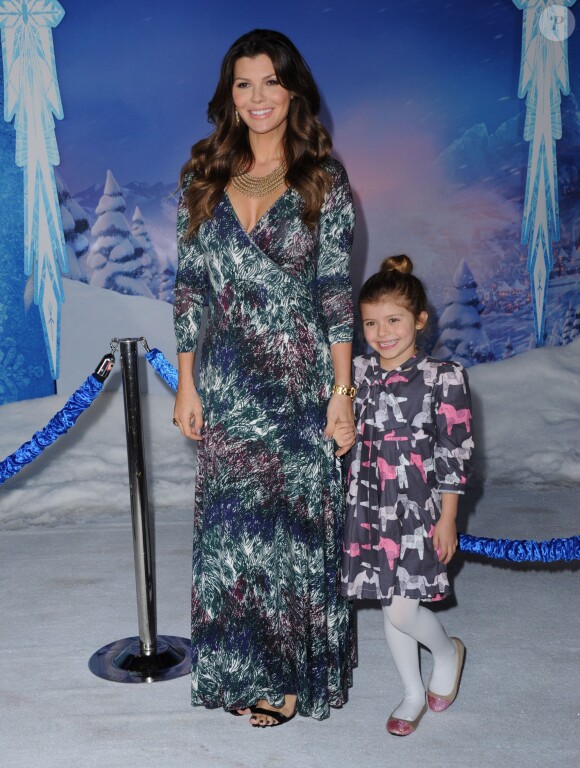 Ali Landry et sa fille à la première de Frozen au El Capitan Theatre à Hollywood, Los Angeles, le 19 novembre 2013.