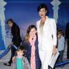 Catherine Bell et ses deux enfants à la première de Frozen au El Capitan Theatre à Hollywood, Los Angeles, le 19 novembre 2013.