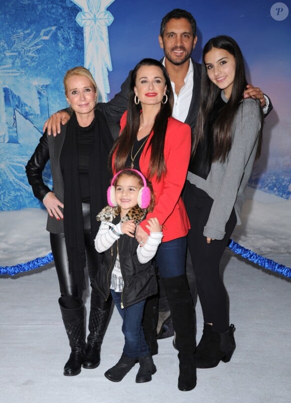 Kyle Richards, Mauricio Umansky, leurs filles et Kim Richards à la première de Frozen au El Capitan Theatre à Hollywood, Los Angeles, le 19 novembre 2013.