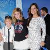 Marcia Gay Harden avec ses trois enfants à la première de Frozen au El Capitan Theatre à Hollywood, Los Angeles, le 19 novembre 2013.
