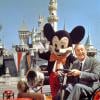 Walt Disney avec Mickey dans un de ses parcs. (photo non datée)