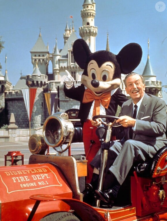 Walt Disney avec Mickey dans un de ses parcs. (photo non datée)