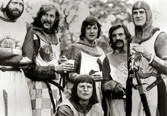 Eric Idle, Michael Palin, John Cleese, Terry Gilliam dans "Monty Python, Sacré Graal" (1975)