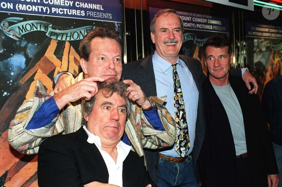 Michael Palin, Terry Jones, John Cleese et Terry Gilliam lors d'une projection de La Vie de Brian le 7 octobre 1999