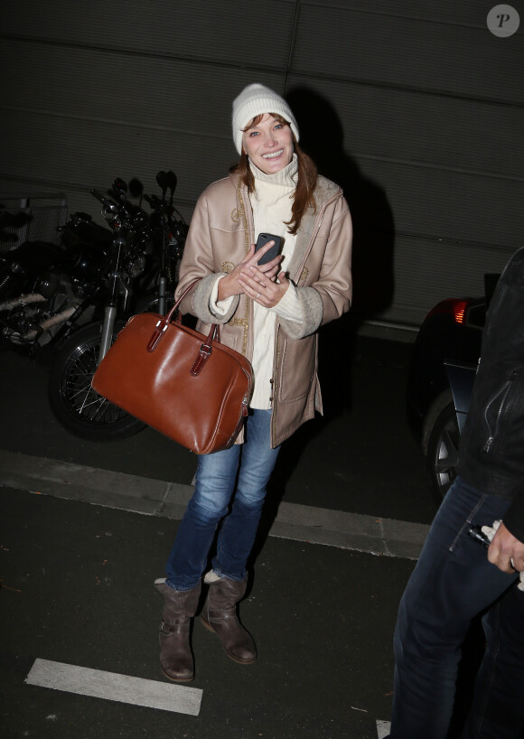 Carla Bruni après son concert au théâtre André Malraux à Rueil-Malmaison, le 19 novembre 2013.