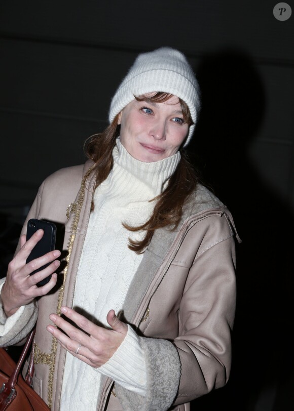 Carla Bruni après son concert au théâtre André Malraux à Rueil-Malmaison, le 19 novembre 2013.